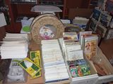 une table sur laquelle se trouvent de nombreux livres et une horloge