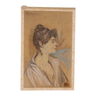 une vieille photo d'une femme portant un chapeau sur la tête