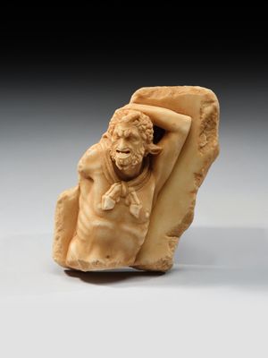 une image représentant une sculpture d'un homme assis sur une chaise