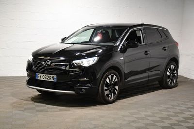 une photo d'un 4x4 noir garé dans un garage