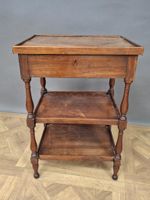 Deux petites tables en noyer à trois plateaux superposés. (photo 2)