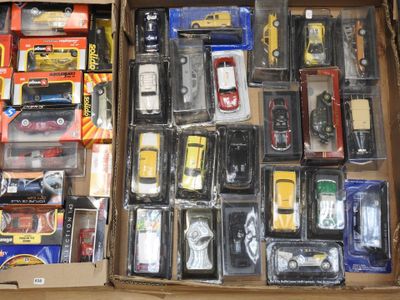 une boîte contenant un assortiment de petites voitures et d'autres jouets