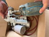 une personne qui utilise une machine pour découper un morceau de carton