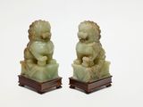 paire de figurines en jade représentant un garçon et une fille, posées sur un socle