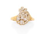 une bague en or sertie d'un bouquet de diamants blancs