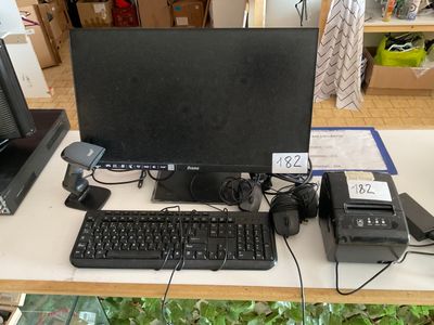 un bureau sur lequel se trouvent un ordinateur, un clavier, une souris et d'autres appareils électroniques