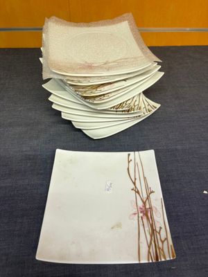 une pile de papiers posée sur une table à côté d'une autre pile de papiers