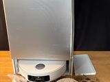 une photo d'une chaîne hi-fi blanche posée sur une table en bois