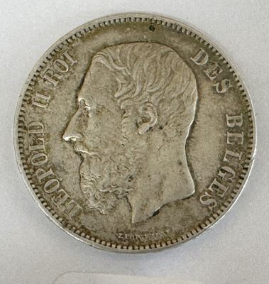 Gros plan sur une pièce de monnaie portant le visage d'un homme