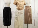 trois mannequins sont alignés en rang devant un mur blanc