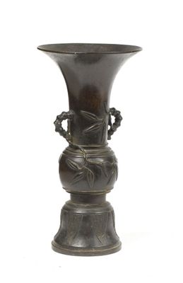 un vase en bronze posé sur un socle