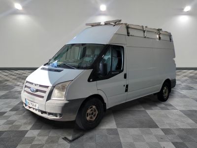 une camionnette blanche garée dans une pièce au sol carrelé