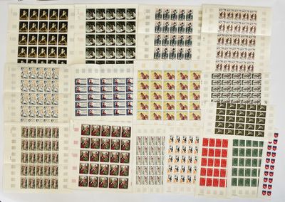 de nombreux timbres exposés sur une table