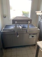 Une emballeuse sous-vide double cloche en inox HENKELMANN