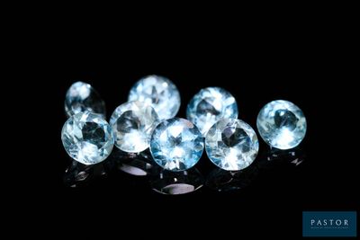 un ensemble de pierres précieuses de topaze bleue sur un fond noir
