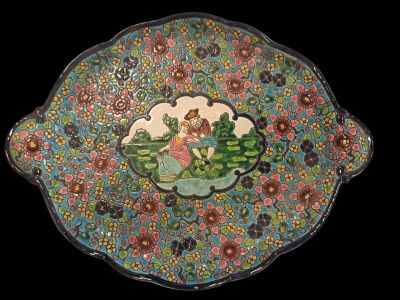 Plat mouvementé en faïence de Longwy, à décor d'une scène ga…