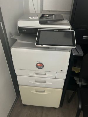 une imprimante posée sur un meuble, à côté d'un téléviseur