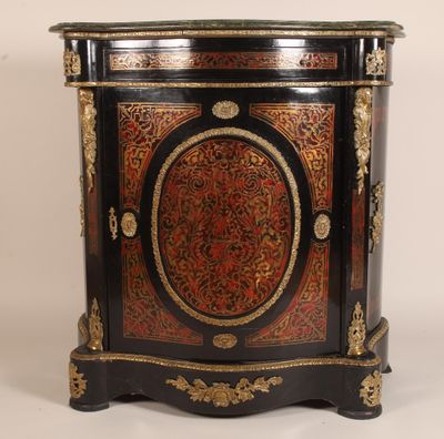 une armoire noire et rouge ornée de décorations dorées