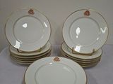 six assiettes blanches à bord doré sont empilées les unes sur les autres