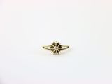 une image représentant une bague en or ornée d'une fleur