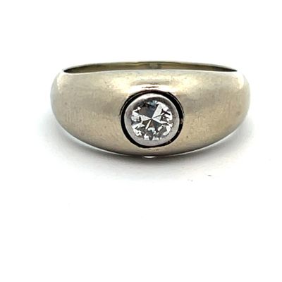 Gros plan sur une bague ornée d'un diamant