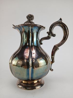 cafetière plaquée argent avec une poignée et une anse ornées