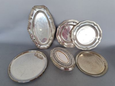 un ensemble de plats et de plateaux en métal argenté posés sur une table