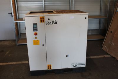 une machine qui se trouve dans un garage