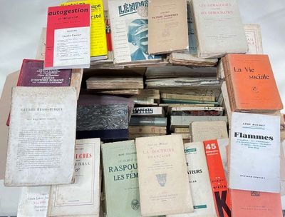 plusieurs livres empilés sur une table