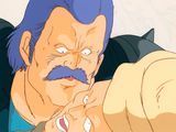 un homme avec une moustache et une moustache sur le visage