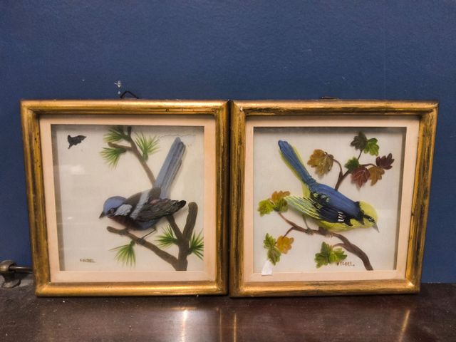 DECBEL (XXème) – « oiseaux ». Paire de fixés sous verre à plusieu...