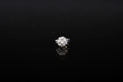 une image représentant une bague sertie d'un seul diamant flottant dans l'eau