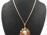 un collier orné d'une rose, porté par un mannequin