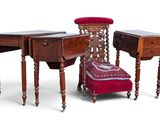trois meubles, à savoir une table, un tabouret et un pouf