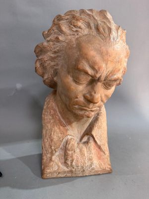 sculpture représentant le buste d'un homme en costume-cravate