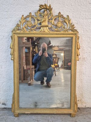 un homme se prenant en photo dans un miroir