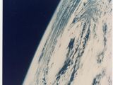 photo Polaroid d'une vue de la Terre prise depuis la station spatiale
