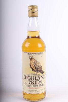 un gros plan d'une bouteille de whisky « Highland Pride » sur fond blanc