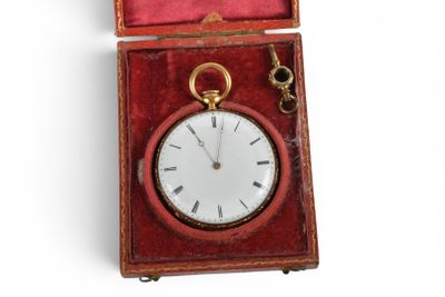 une petite boîte rouge contenant une horloge