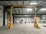 une grande grue jaune dans un vaste entrepôt