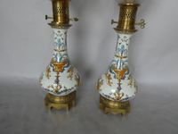 GIEN. Paire de lampes à pétrole fut en faïence polychrome, m… (photo 2)