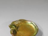 plat en verre jaune en forme de coquillage, orné d'un motif de feuilles