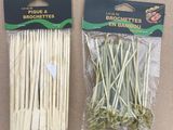 deux paquets de cure-dents posés sur une table
