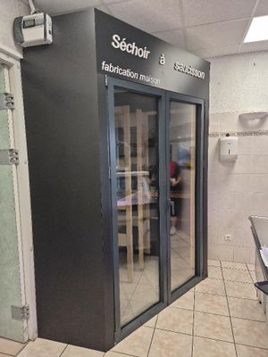 une salle de bains avec une porte vitrée et un sol carrelé
