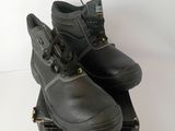 une paire de chaussures qui se trouve sur le dessus d'une boîte