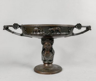 un bol ancien en bronze orné d'une tête de femme