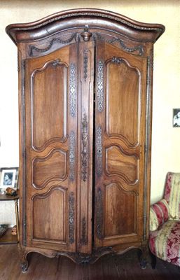 une grande armoire en bois dans un coin du salon
