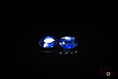 une paire de saphirs bleus dans l'obscurité