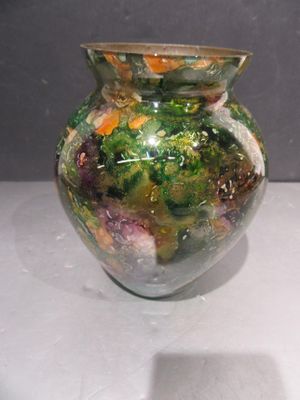 un vase en verre posé sur une table