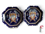 une paire d'assiettes bleues et dorées ornées d'un blason